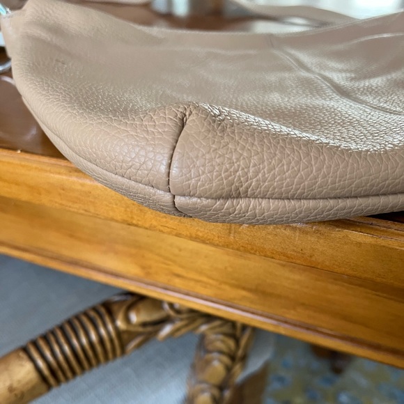 Tan soft pebbled leather hobo crossbody purse - Picture 5 of 8